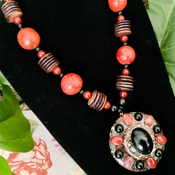 HANDMADE VINTAGE PENDANT STATEMENT NECKLACE TRIBAL STONE DISC ⭐️BEADED NEW COND - Picture 2 of 11